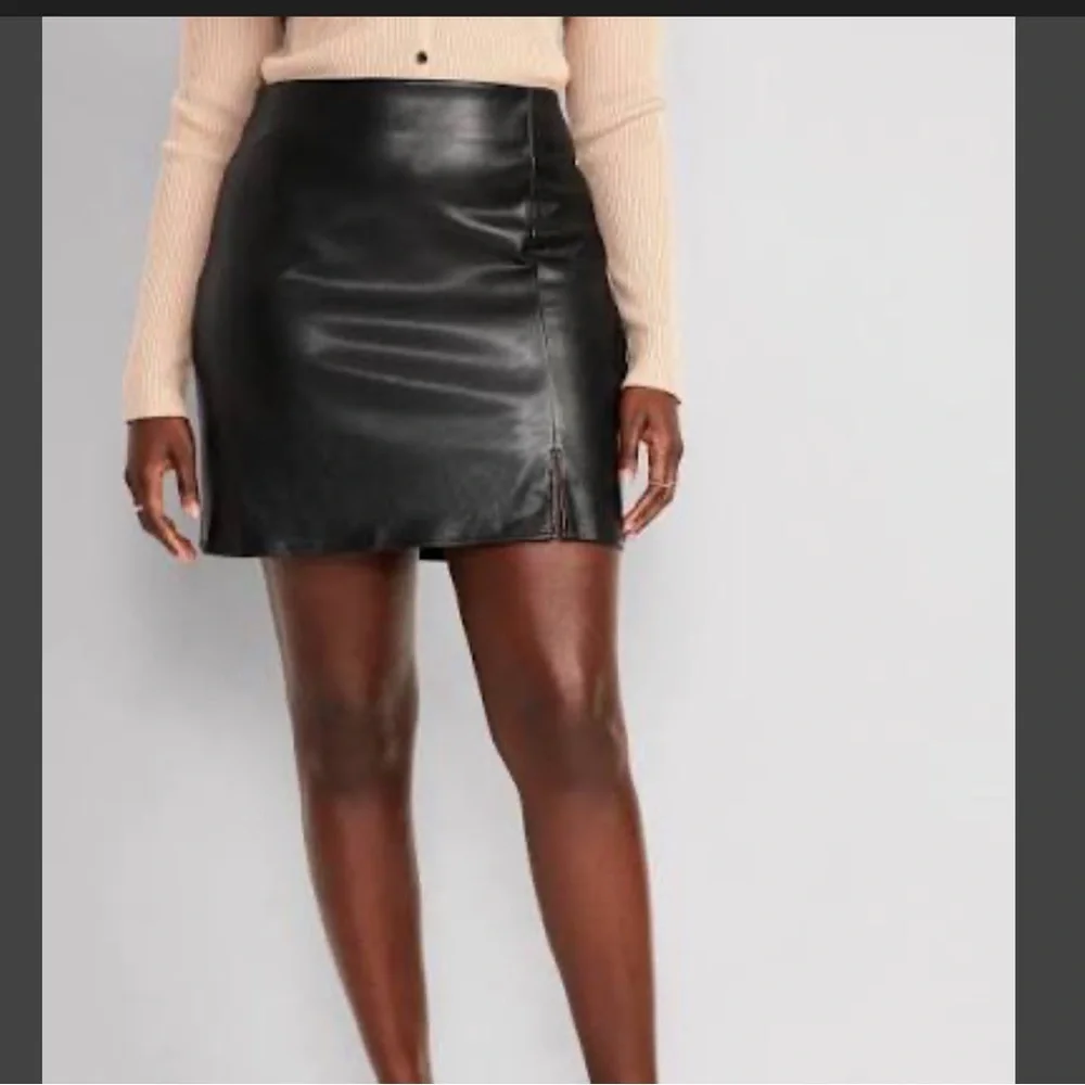 Old Navy Sleek leather Skirt - Picture 1 of 7